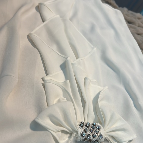 Jennifer Lopez’ Luxurious White Bow Tank - Picture 2 of 5